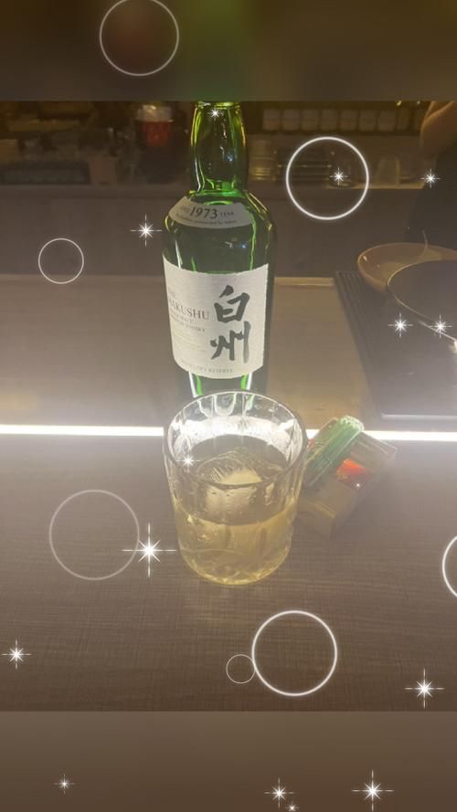 一根香烟半根酒是什么歌 烟一根一根的点,酒一杯一杯的干原唱