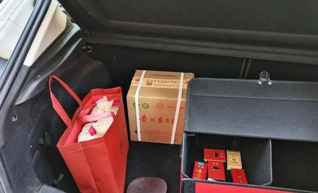 后备箱都是香烟盒吗为什么 后备箱烟酒实拍照片