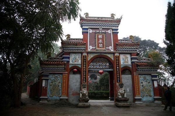 去灵泉寺在哪里买香烟 灵泉寺可以开车上山吗