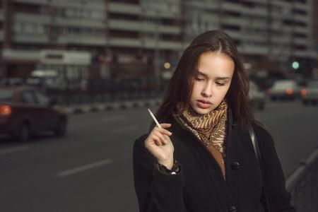 女生抽什么香烟舒服点呢 女生抽什么香烟舒服点呢视频