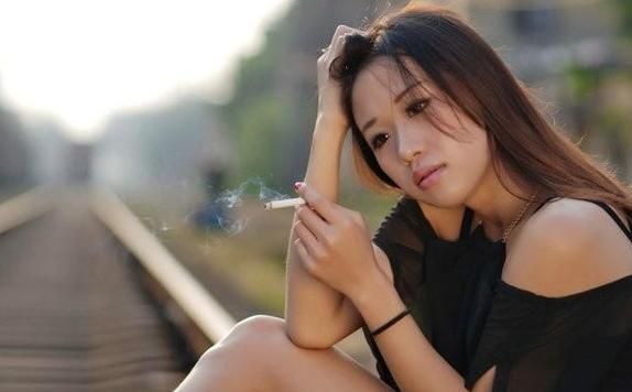 弹香烟灰什么意思啊女生 弹烟灰的图片