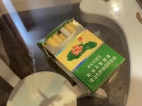 抽荷花香烟都是什么人抽 抽荷花烟的人是不是太低调