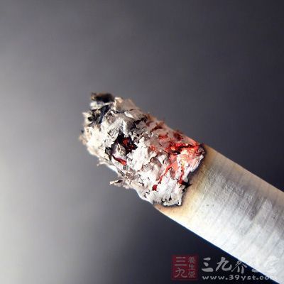 香烟夹在脚上有什么作用 烟头夹在脚趾头当中,会清除脚气吗